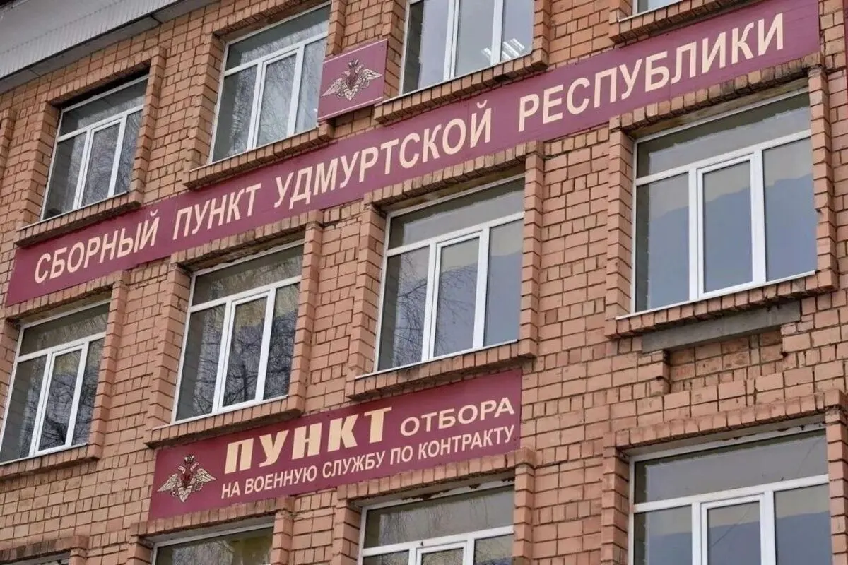 Правозащитники фиксируют случаи принуждения к подписанию контракта с Минобороны в десятках регионов — задержания и давление на призывников продолжаются.