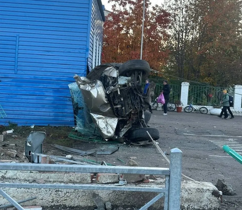 В Омске ночью водитель иномарки Suzuki Grand Vitara врезался в здание 65-й школы. Машина опрокинулась, пострадавшего доставили в больницу; проводится разбор обстоятельств, по делу водителю предъявлены административные наказания за повреждение дорожных сооружений и отсутствие ОСАГО.
