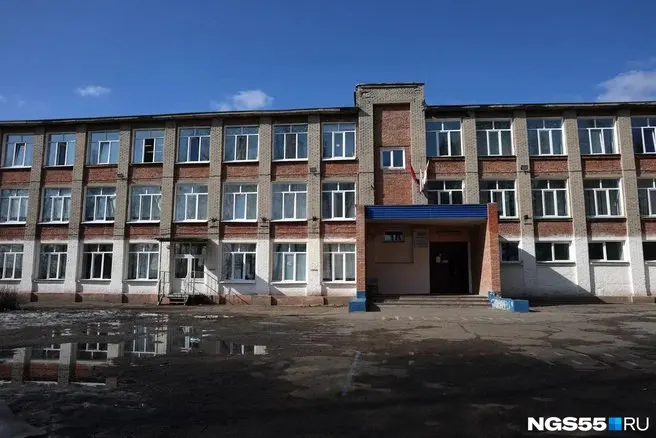 Из-за аварийности зданий временно прекращено обучение в пяти городских школах Омской области; ремонт запланирован на 2028–2029 годы, финансирование по одной школе пока не утверждено.
