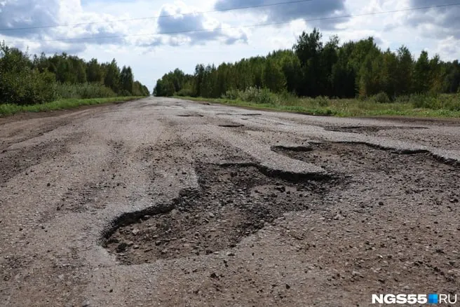 Жительница региона сообщила, что дорога Большая Роща — Боголюбовка почти непроезжаема из-за ям и кочек; транспортное сообщение в деревню ограничено, а ремонт планируется лишь при дополнительном финансировании.