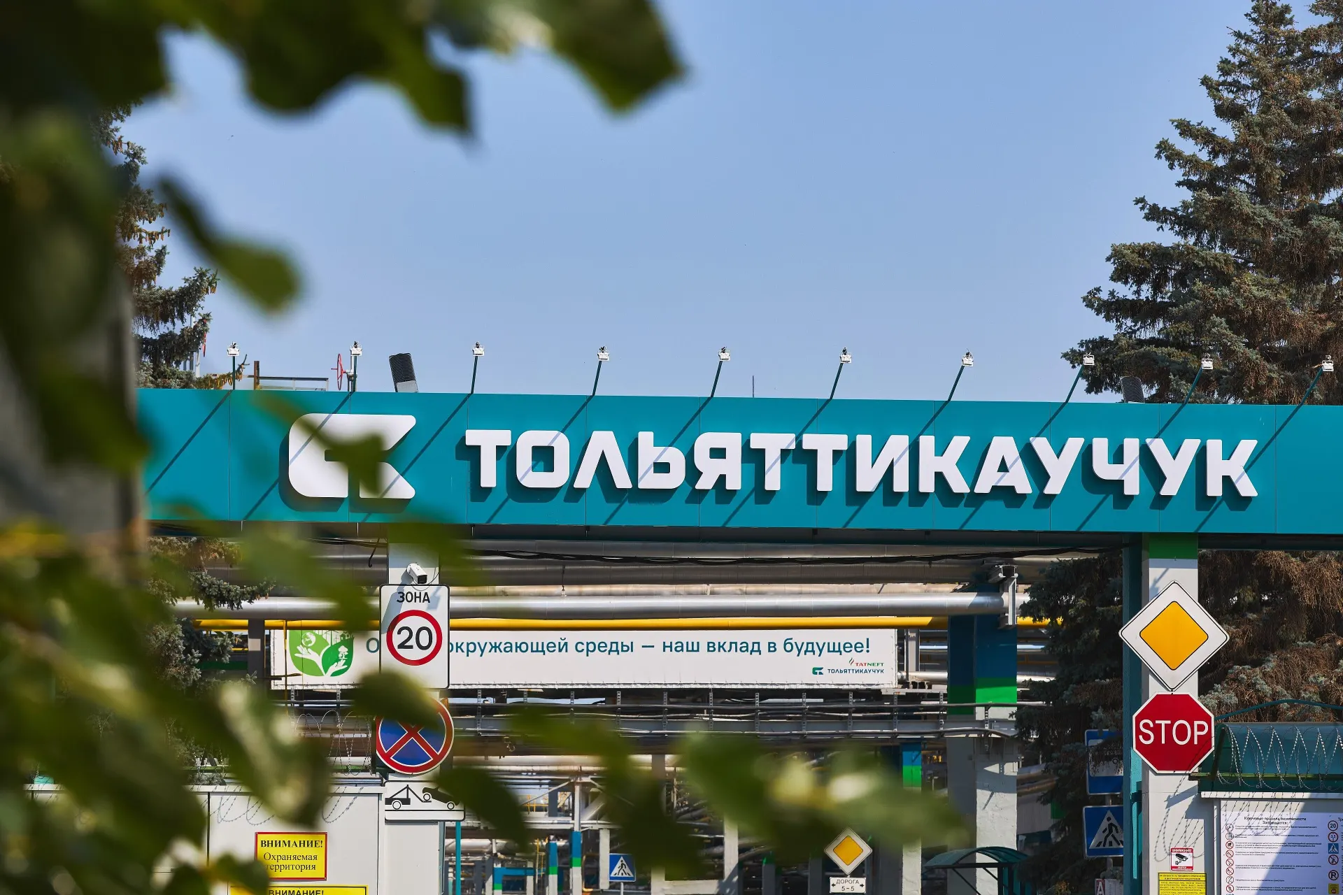 Удары повлекли пожары на предприятиях и эвакуации, власти оценивают последствия.